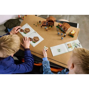 LEGO Minecraft Attack of the Evokers on the Village για 9+ Ετών 607τμχ