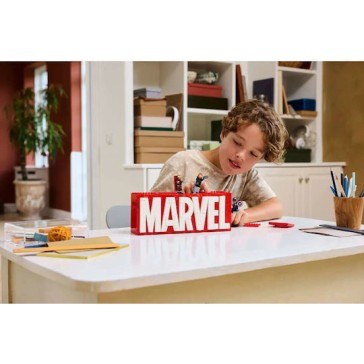 Lego Marvel Super Heroes - MARVEL Logo & Minifigures για 12+ Ετών 931τμχ