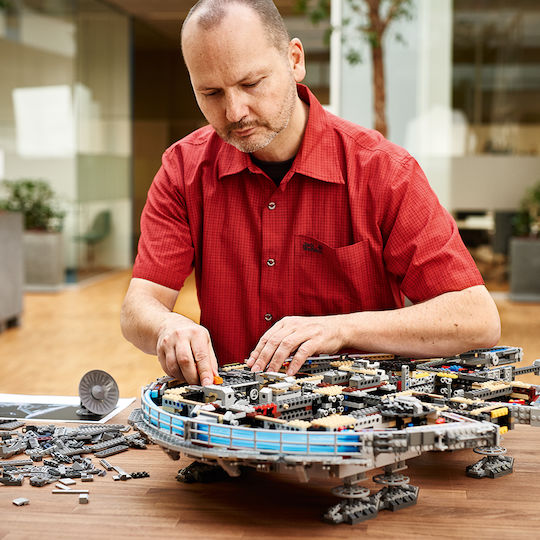LEGO Star Wars Millennium Falcon UCS για 16+ Ετών 7541τμχ